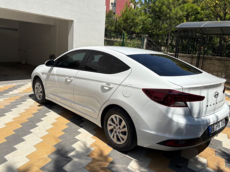 HYUNDAI ELANTRA