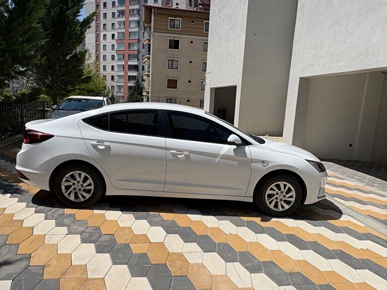 HYUNDAI ELANTRA