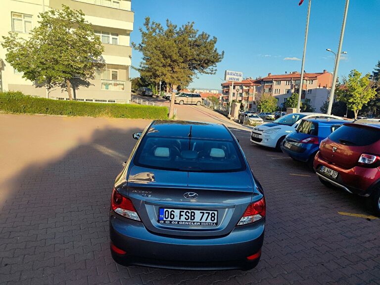 HYUNDAI ACCENT BLUE