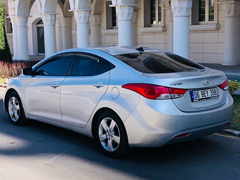 HYUNDAI ELANTRA