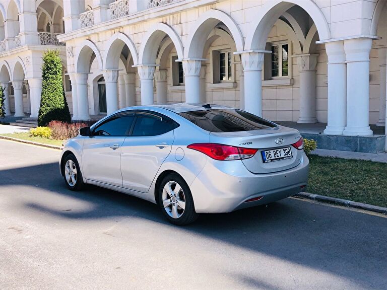 HYUNDAI ELANTRA