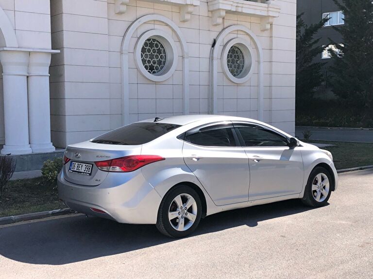 HYUNDAI ELANTRA