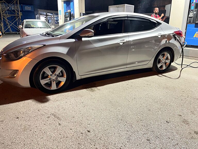 HYUNDAI ELANTRA