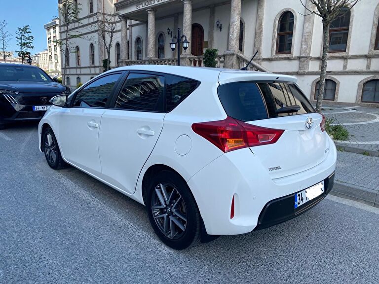 TOYOTA AURIS