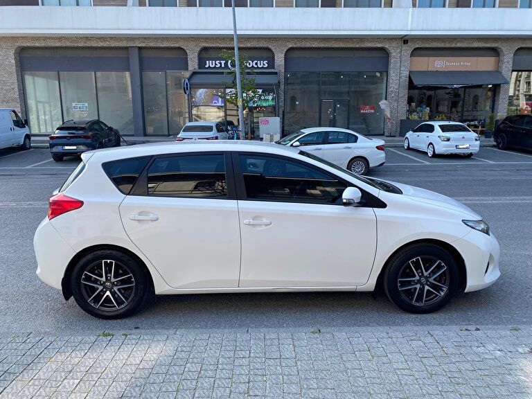TOYOTA AURIS