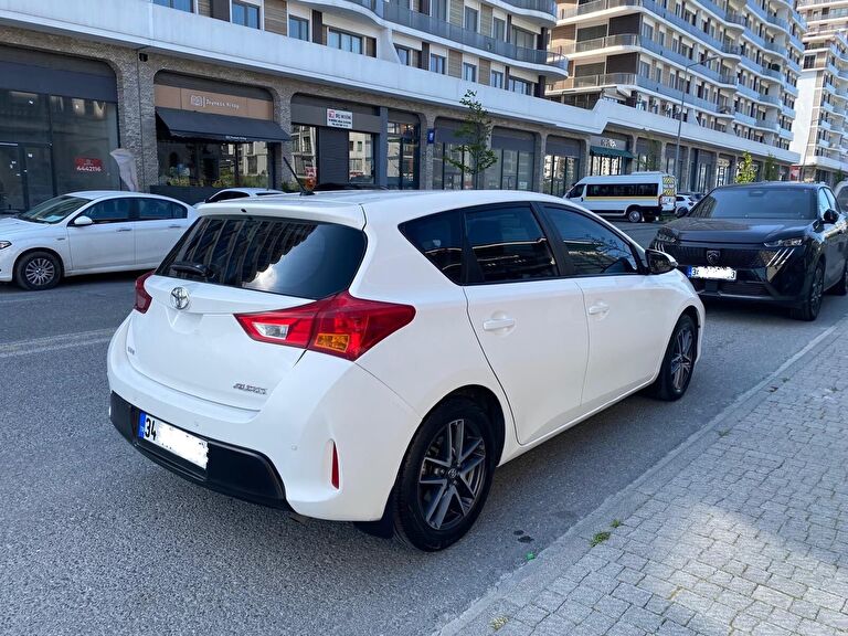 TOYOTA AURIS