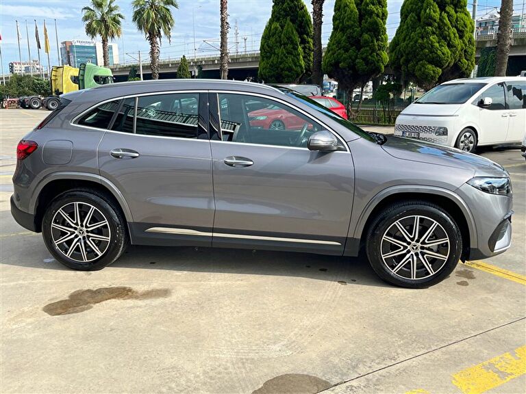MERCEDES-BENZ EQA