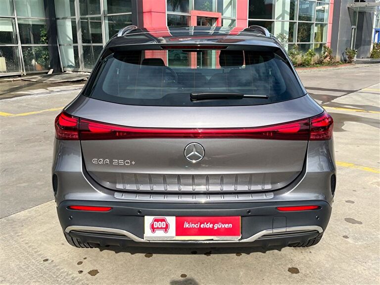 MERCEDES-BENZ EQA