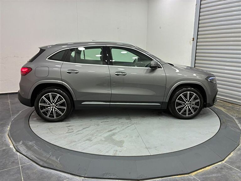 MERCEDES-BENZ EQA