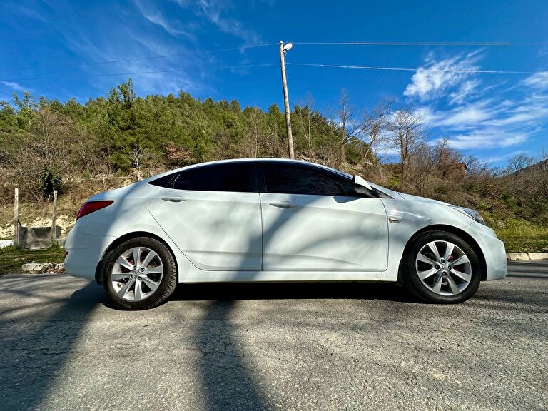 HYUNDAI ACCENT BLUE