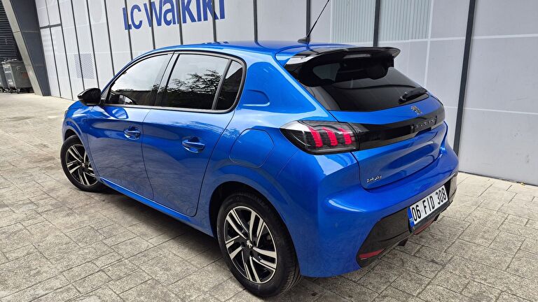PEUGEOT 208