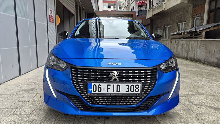 PEUGEOT 208
