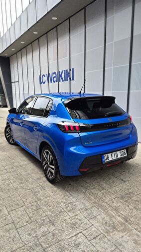 PEUGEOT 208