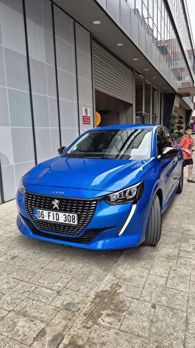 PEUGEOT 208