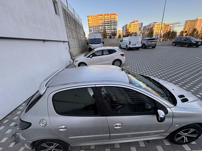PEUGEOT 206