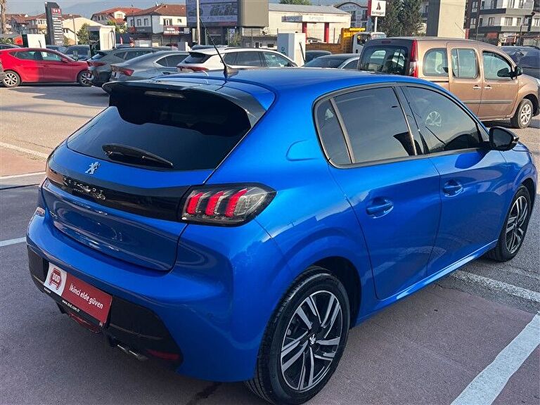 PEUGEOT 208