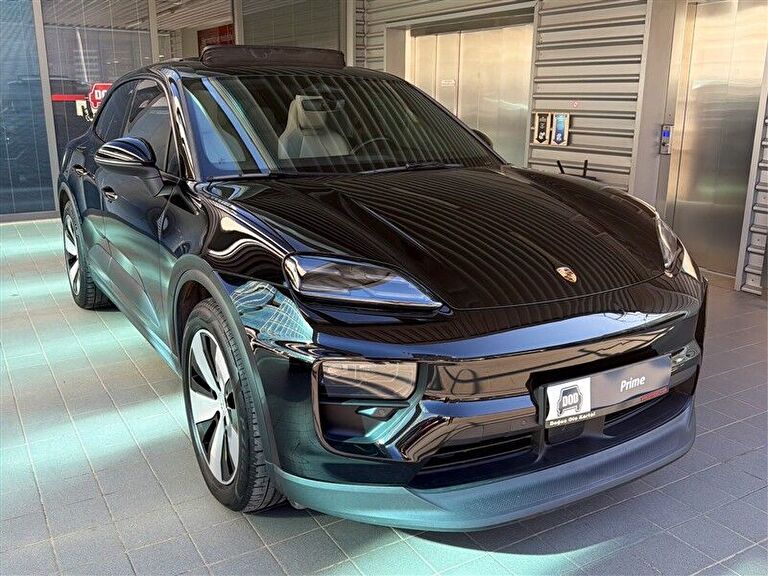 PORSCHE MACAN