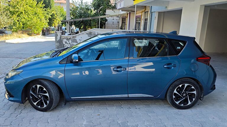 TOYOTA AURIS