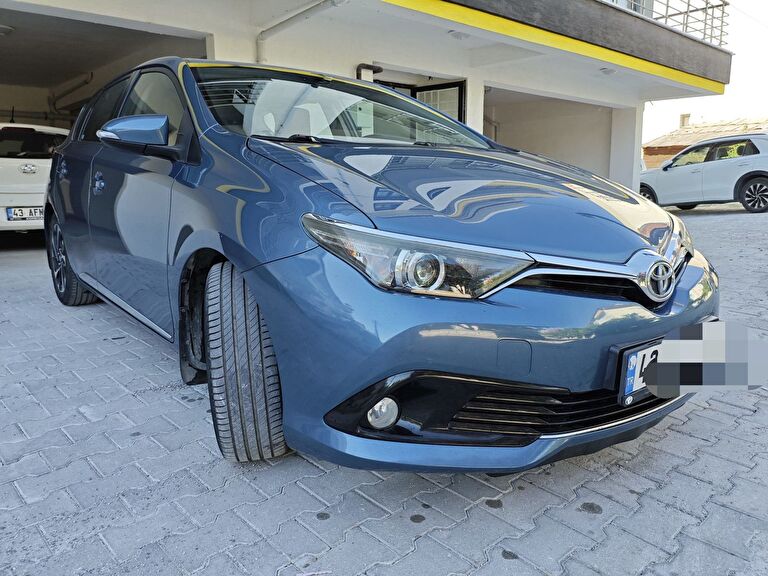 TOYOTA AURIS