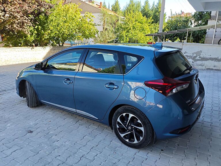 TOYOTA AURIS