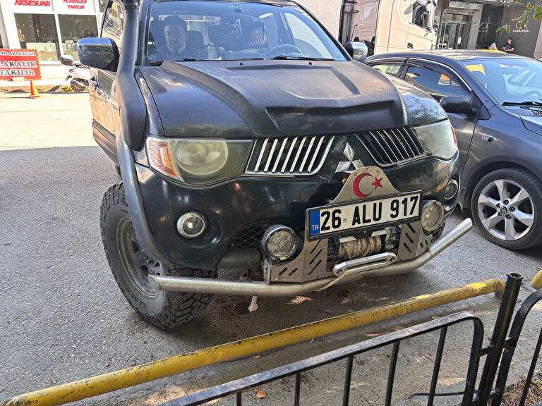 MITSUBISHI L200