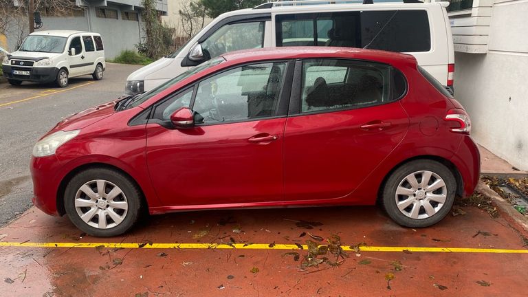 PEUGEOT 208