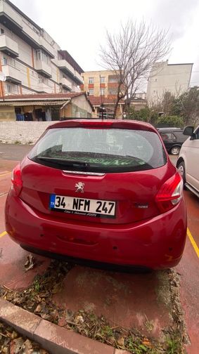 PEUGEOT 208