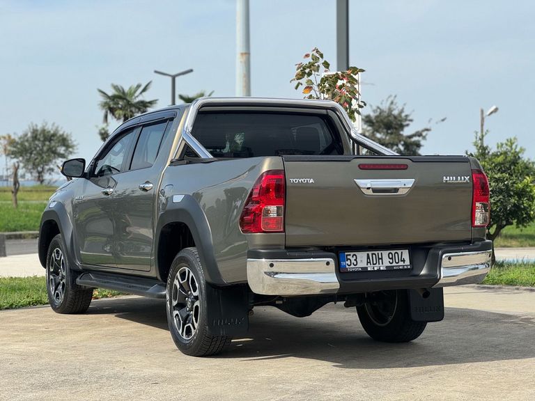 TOYOTA HILUX