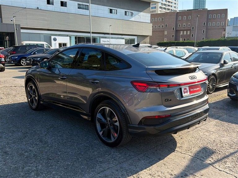 AUDI Q4
