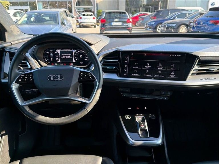 AUDI Q4