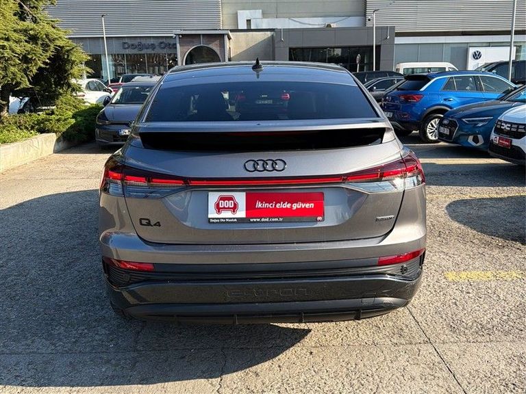 AUDI Q4