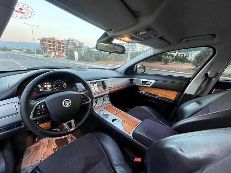 JAGUAR XF
