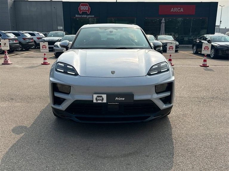 PORSCHE MACAN