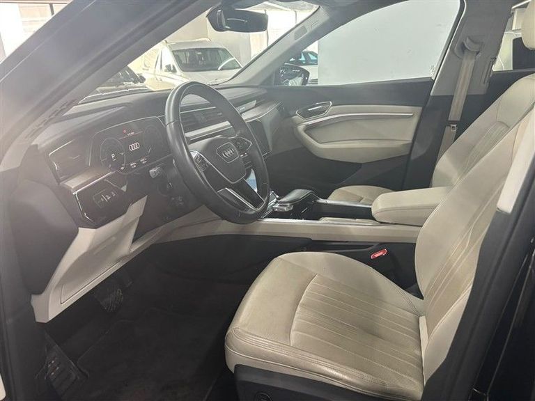 AUDI Q8 E-TRON