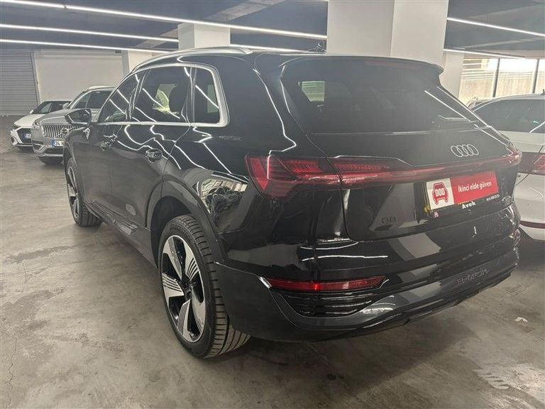 AUDI Q8 E-TRON