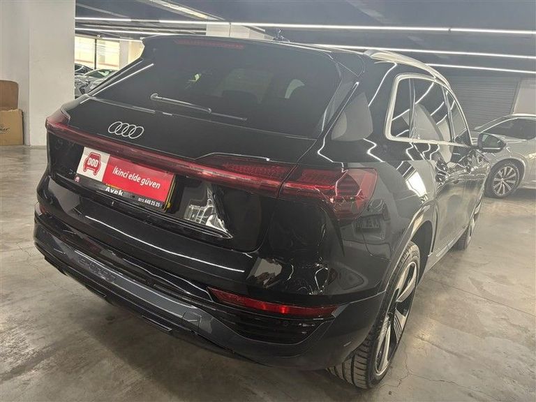AUDI Q8 E-TRON